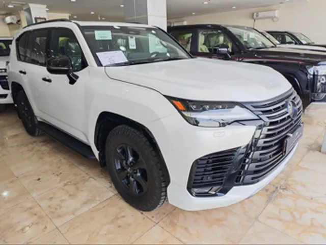 صورة 2025 لكزس LX 600 أوفرتريل