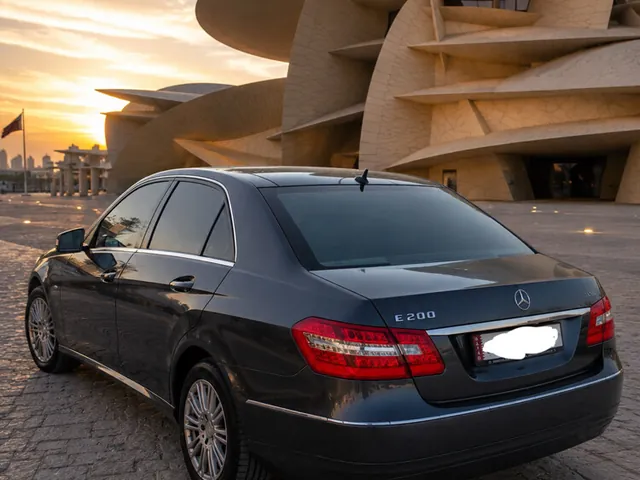 صورة 2010 مرسيدس-بنز E 200