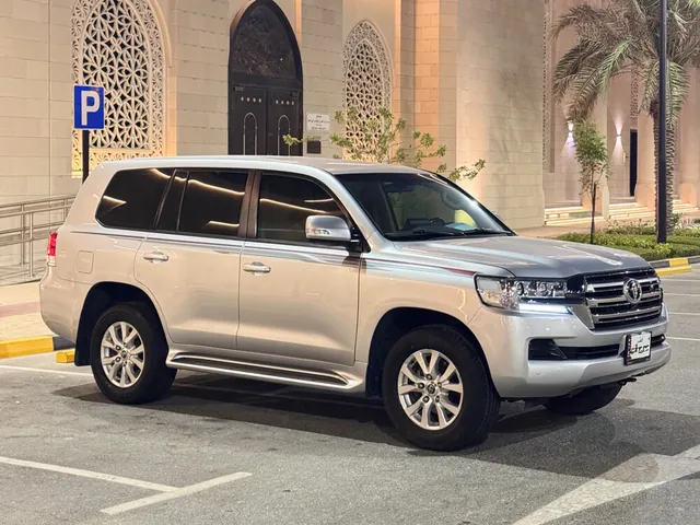 صورة 2019 تويوتا لاند كروزر GXR بلاك إيديشن