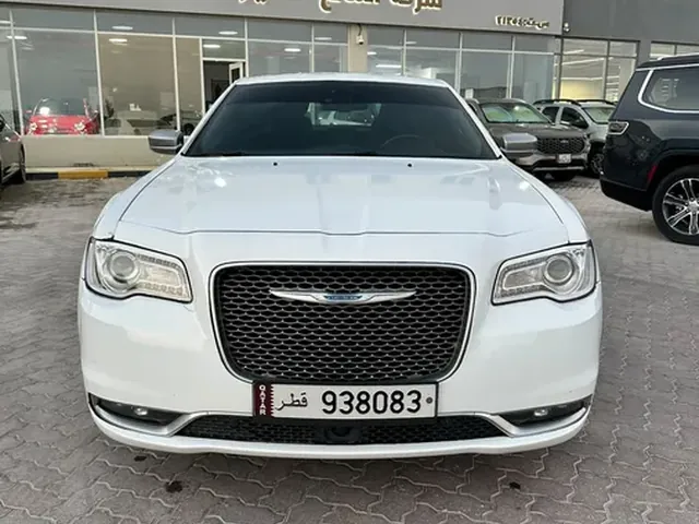 صورة 2023 كرايسلر 300 C