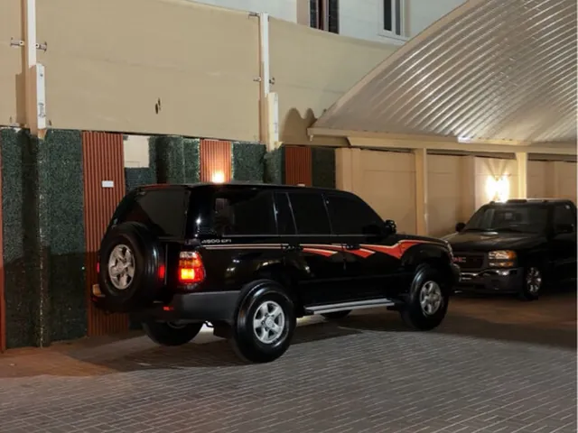 Photo of 2001 Toyota Land Cruiser GX