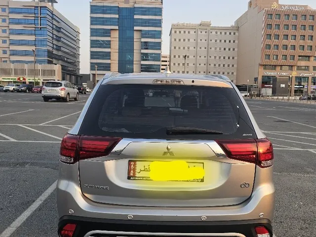 صورة 2018 ميتسوبيشي أوتلاندر