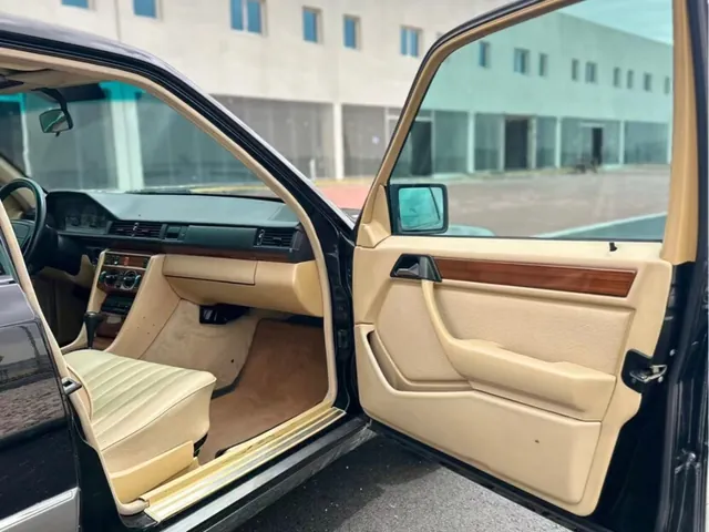 صورة 1993 مرسيدس-بنز E 200