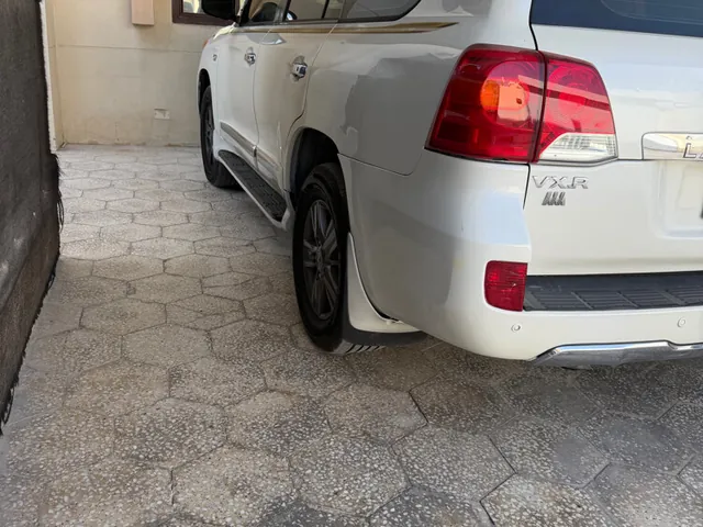 صورة 2015 تويوتا لاند كروزر VXR