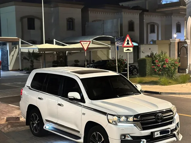 صورة 2020 تويوتا لاند كروزر VXR