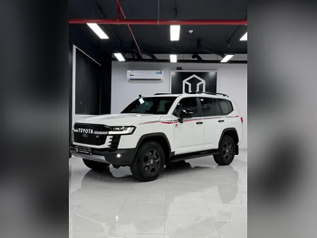 صورة 2025 تويوتا لاند كروزر جي آر سبورت