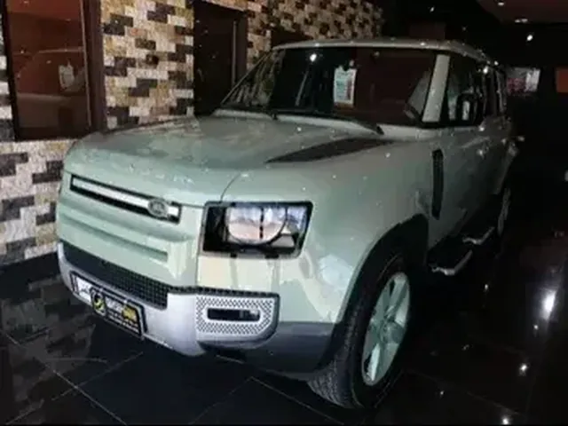صورة 2023 لاند روفر ديفندر 110