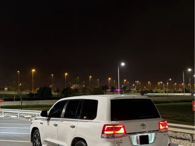 صورة 2018 تويوتا لاند كروزر GXR وايت إيديشن