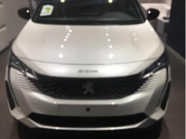 صورة 2022 بيجو 5008 جي تي لاين