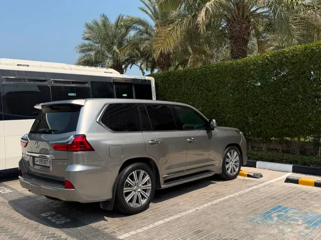 صورة 2016 لكزس LX 570 بلاتينيوم