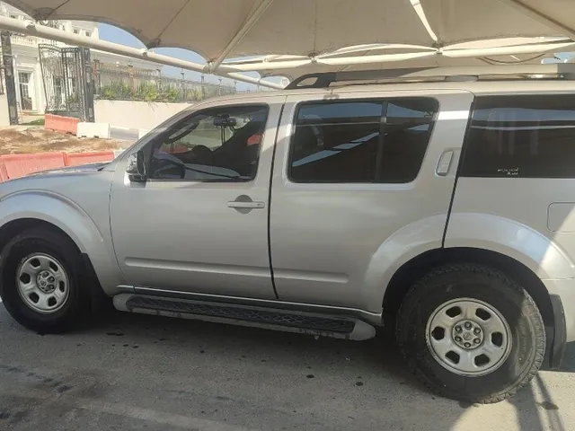 Photo of 2012 Nissan Pathfinder LE
