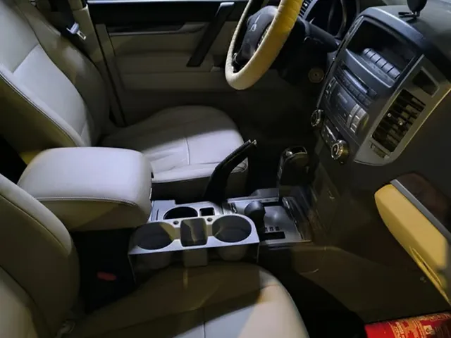 صورة 2015 ميتسوبيشي باجيرو إصدار ليمتد