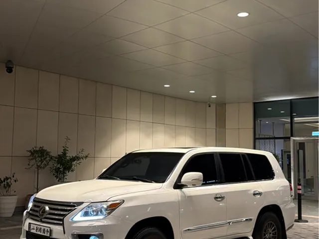 Photo of 2011 Lexus LX 570