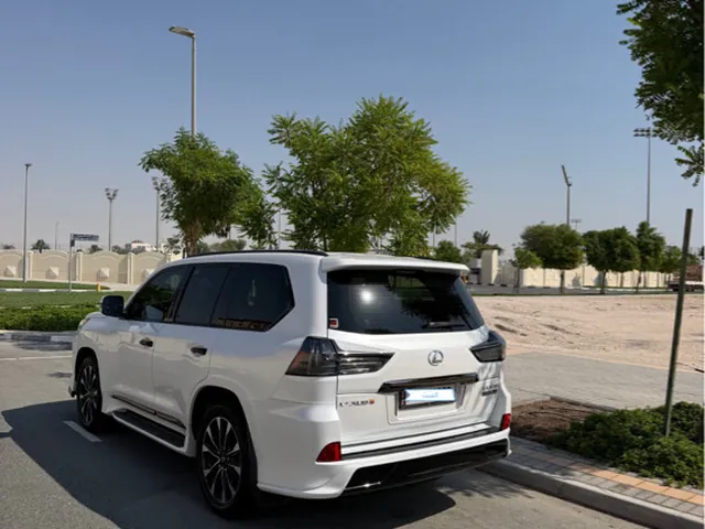 صورة 2019 لكزس LX 570 بلاك ايديشن