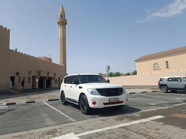 صورة 2010 نيسان باترول بلاتينيوم