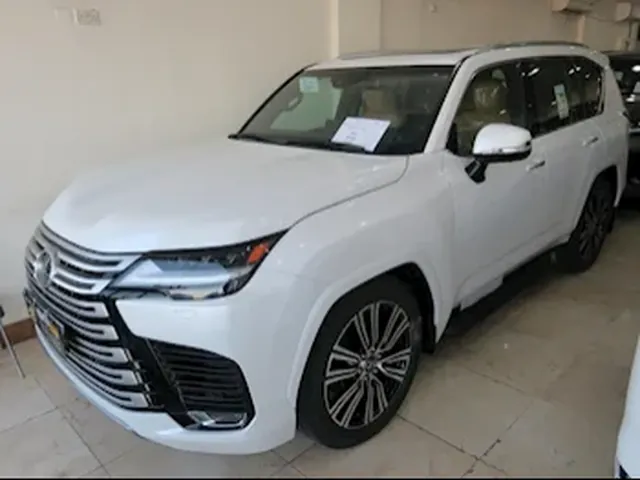 صورة 2025 لكزس LX 600 لكجري