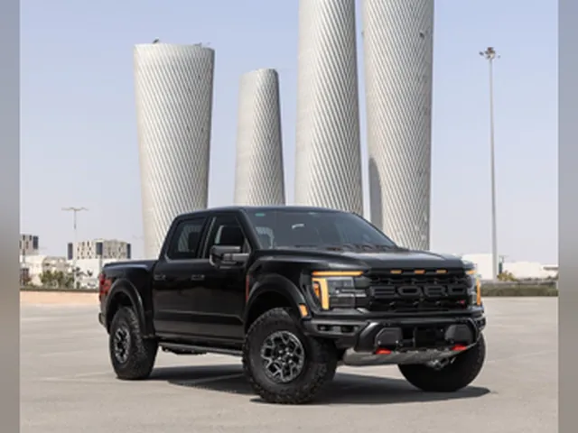 صورة 2024 فورد F-150 رابتور آر