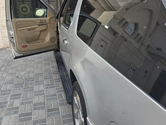صورة 2010 كاديلاك إسكاليد ESV