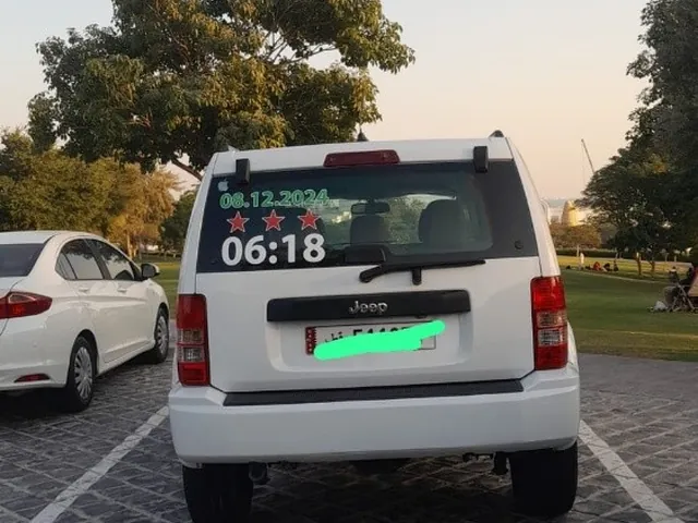صورة 2012 جيب شيروكي Limited