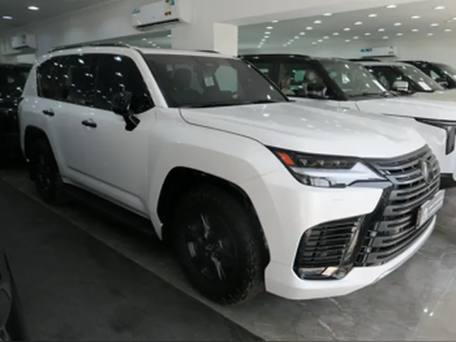 صورة 2025 لكزس LX 600 أوفرتريل