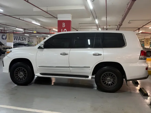 Photo of 2010 Lexus LX 570