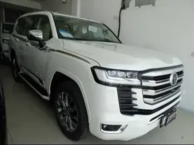 صورة 2023 تويوتا لاند كروزر VX