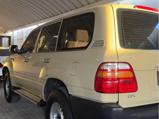 Photo of 2000 Toyota Land Cruiser GX