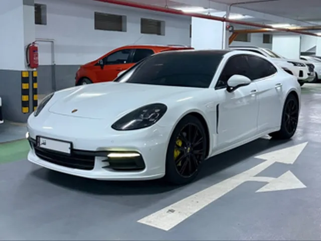 Photo of 2018 Porsche Panamera 4S