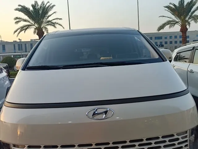 صورة 2023 هيونداي ستاريا