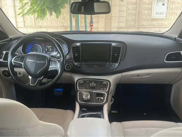 صورة 2016 كرايسلر 300 SRT