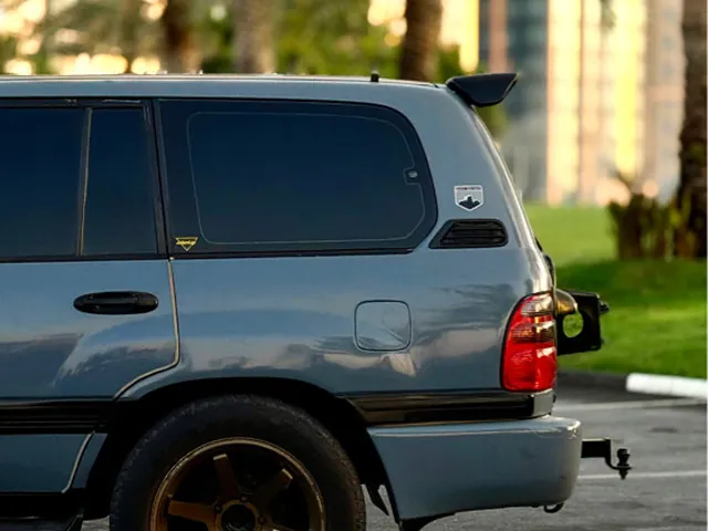 Photo of 2000 Toyota Land Cruiser VXR