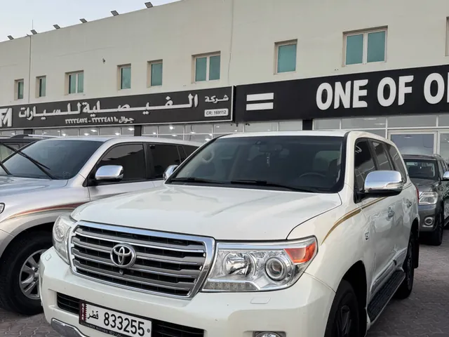 صورة 2015 تويوتا لاند كروزر VXR بلاتينيوم إصدار