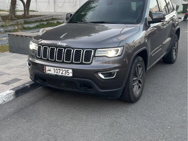صورة 2020 جيب جراند شيروكي لاريدو