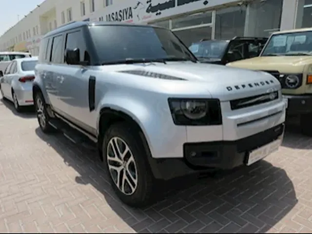صورة 2023 لاند روفر ديفندر 90 SE