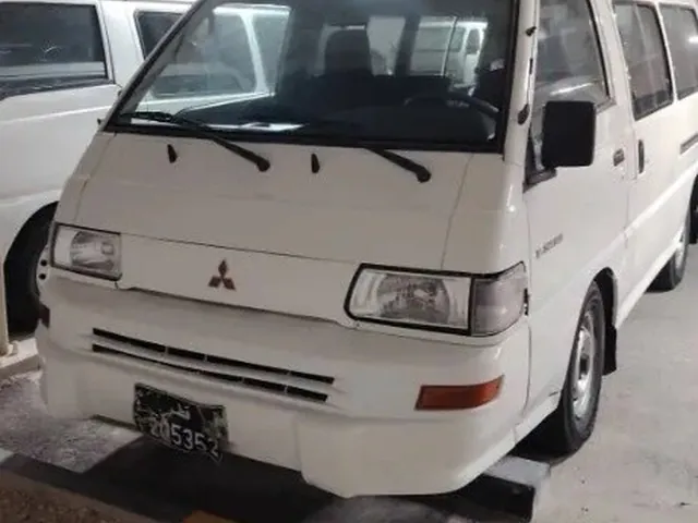 Photo of 2010 Mitsubishi L300