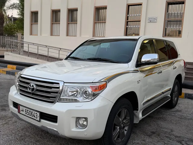 صورة 2015 تويوتا لاند كروزر VXR بلاتينيوم إصدار