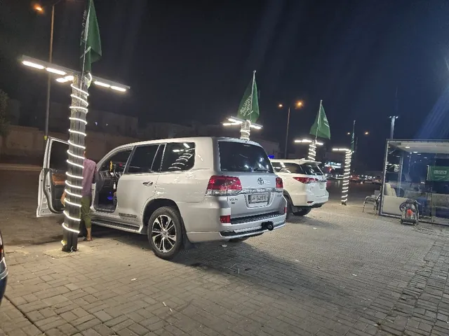 صورة 2016 تويوتا لاند كروزر VXR