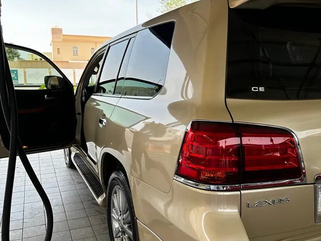 صورة 2011 لكزس LX 570