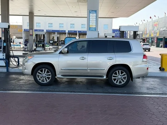 صورة 2013 لكزس LX 570 S