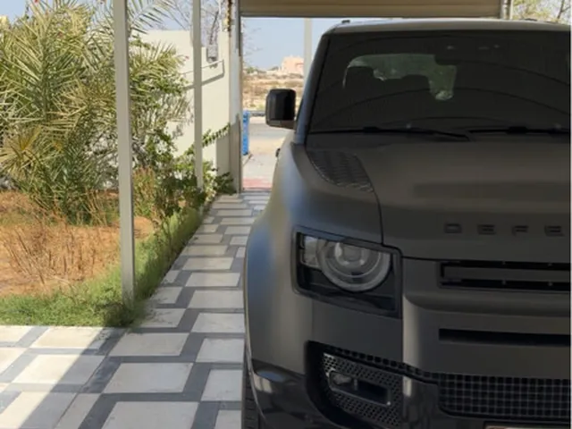 صورة 2023 لاند روفر ديفندر 110 SE