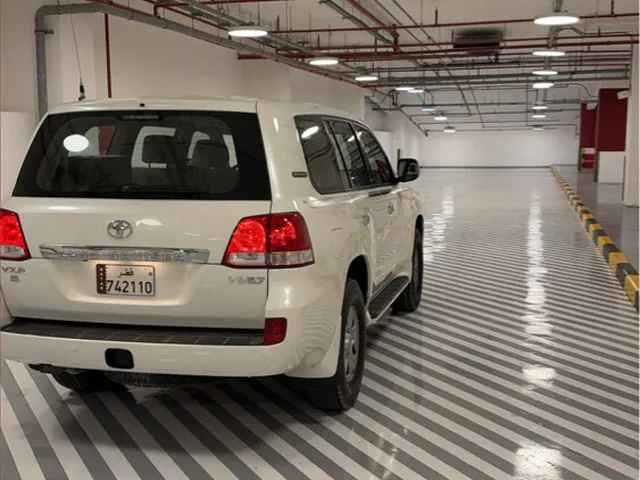 صورة 2011 تويوتا لاند كروزر VXR