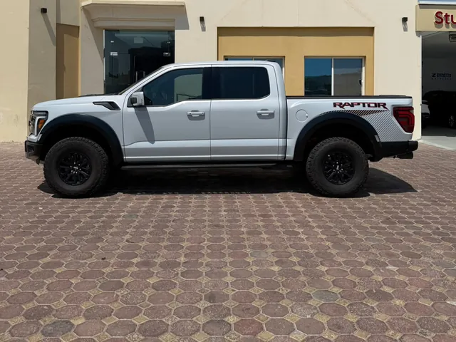 صورة 2025 فورد F-150 رابتور