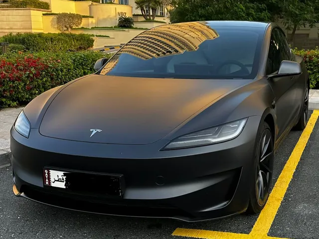 صورة 2025 تيسلا Model 3 بيرفورمانس