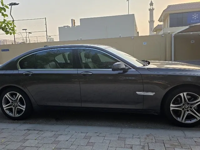 صورة 2013 بي إم دبليو الفئة السابعة 730Li