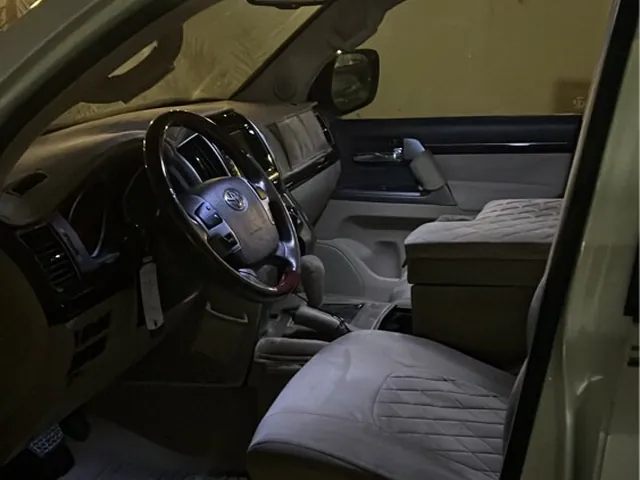 صورة 2015 تويوتا لاند كروزر VXR