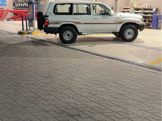 Photo of 2004 Toyota Land Cruiser GX