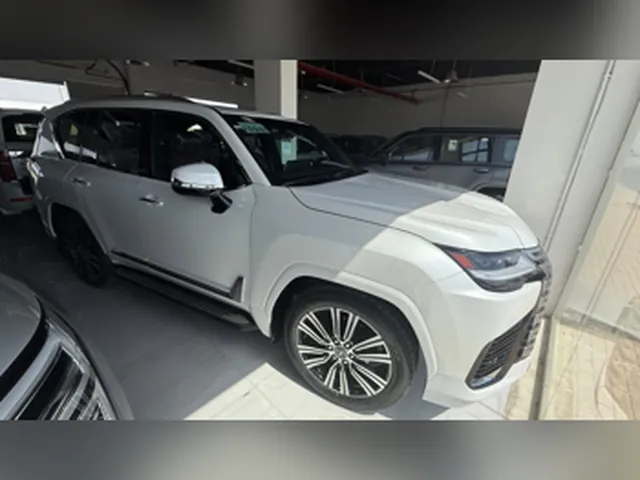 صورة 2025 لكزس LX 600 لكجري