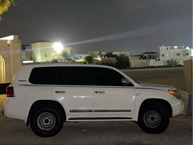 صورة 2015 تويوتا لاند كروزر VXR