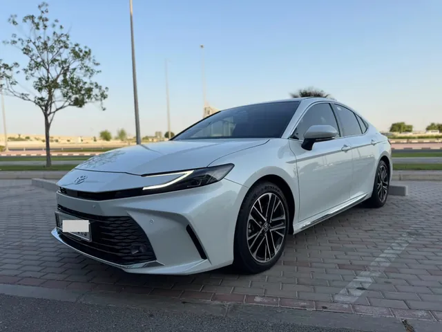 صورة 2025 تويوتا كامري GLE