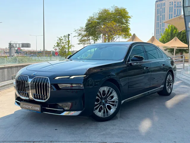صورة 2024 بي إم دبليو الفئة السابعة 735i